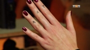 китайские иероглифы на пальцах Сони