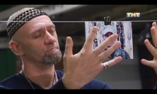 Фёдоров рассматривает фото с обратной стороны