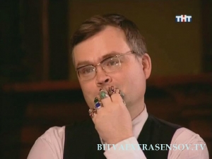 у этого экстрасенса на всех пальцах рук по нескольку колец и перстней